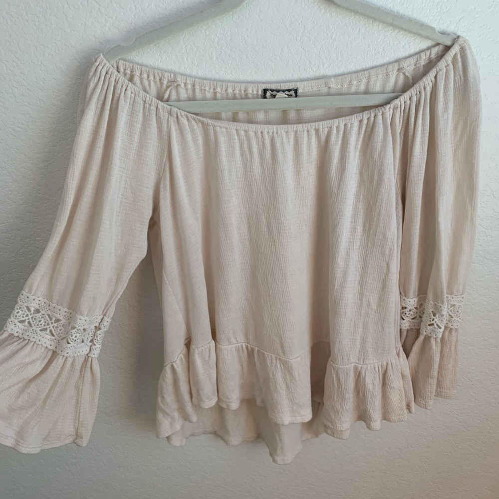 Off The Shoulder Flowy Top SIZE: M